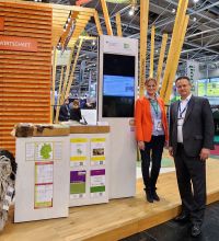 Foto v.l.n.r.: Dr. Bettina Bongartz und Referatsleiter PD Dr. Hinrich Snell aus dem Bundesministerium für Ernährung und Landwirtschaft am DGfZ-Stand